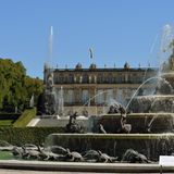 Herrenchiemsee  Wer einen Besuch zum Herrenchiemsee plant, sollte sich etwas Zeit nehmen. Rund zwei Stunden braucht man zu Stoßzeiten für die 90 Kilometer von der Münchner Innenstadt zum Herrenchiemsee. Ausflugsziel ist dabei auch das Neue Schloss Herrenchiemsee auf der Herreninsel. Sowohl das prunkvolle Schloss als auch der Park des Schlosses sind unbedingt einen Besuch wert. 1878 kaufte Ludwig II. die Herreninsel, um dort sein neues Schloss errichten zu lassen. Noch berühmter wurde allerdings eines seiner anderen Schlösser: das Märchenschloss Neuschwanstein.  Derzeit sind Besichtungen des Schlosses Herrenchiemsee nur innerhalb von Führungen möglich, deshalb unbedingt vorher anmelden. Hier kann man sich anmelden.