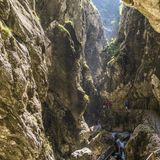 Höllentalklamm  Wild schäumend stürzt sich im Höllentalklamm der Hammerbach in tiefe Schluchten. Wer abenteuerlustig ist und Lust hat zu wandern, der sollte sich von München aus aufmachen zum Höllentalklamm. Hier kann man über Brücken durch die Schluchten kraxeln und sich von der wilden Natur beeindrucken lassen. Rund zwei Stunden braucht man zu Stoßzeiten für die circa 100 Kilometer von der Münchner Innenstadt zum Naturschauspiel Höllentalklamm. Hier finden Sie noch mehr Informationen zum Höllentalklamm.