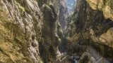 Höllentalklamm  Wild schäumend stürzt sich im Höllentalklamm der Hammerbach in tiefe Schluchten. Wer abenteuerlustig ist und Lust hat zu wandern, der sollte sich von München aus aufmachen zum Höllentalklamm. Hier kann man über Brücken durch die Schluchten kraxeln und sich von der wilden Natur beeindrucken lassen. Rund zwei Stunden braucht man zu Stoßzeiten für die circa 100 Kilometer von der Münchner Innenstadt zum Naturschauspiel Höllentalklamm. Hier finden Sie noch mehr Informationen zum Höllentalklamm.