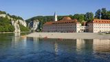 Kloster Weltenburg  Rund 110 Kilometer ist die Münchner Innenstadt vom Kloster Weltenburg entfernt. Das Kloster ist weniger bekannt als das Kloster Andechs, das ebenfalls ein beliebtes Ausflugsziel im Münchner Umland ist. Dafür ist das Kloster Weltenburg auch weniger überlaufen. Die Abtei St. Georg in Weltenburg ist eine aktive Benediktinische Abtei. Derzeit finden aufgrund der Corona-Pandemie keine Führungen statt. Auch das Besucherzentrum ist geschlossen. Ein Besuch lohnt sich dennoch. Denn auch das Kloster von außen und seine außergewöhnliche Lage - immer wieder wird das Kloster von der Donau geflutet - sind ein Besuch wert. Weitere Informationen zu Führungen finden Sie hier.