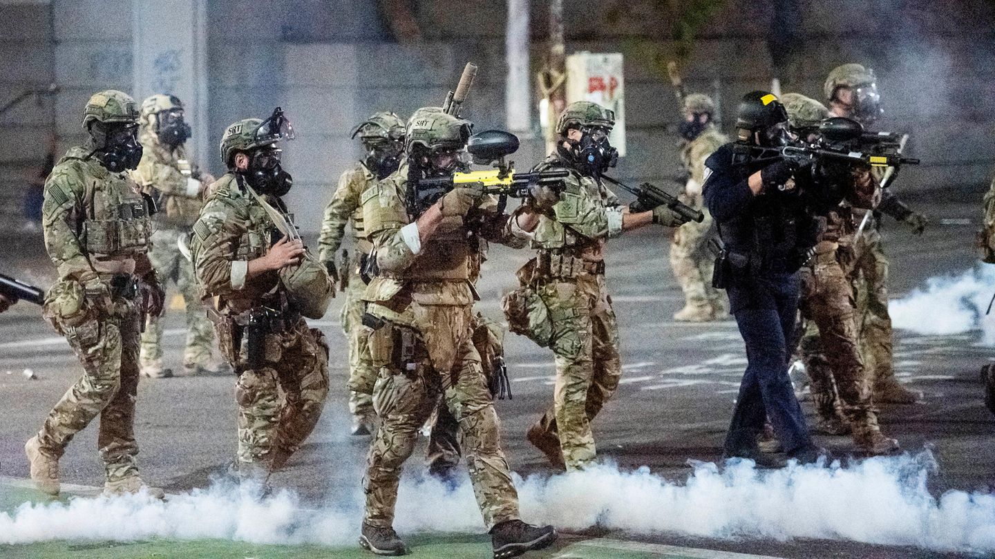 Bundesbeamte setzen Tränengas und Geschosse ein
