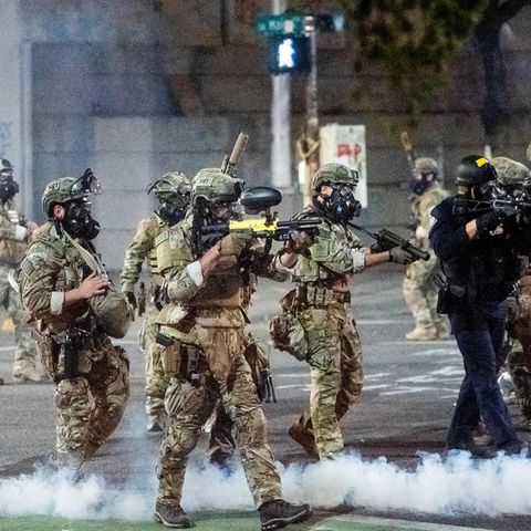 Bundesbeamte setzen Tränengas und Geschosse ein
