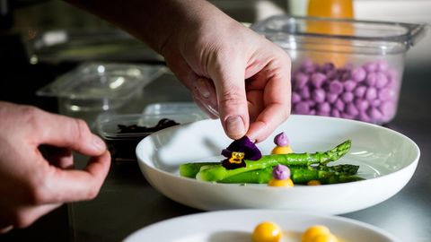 Anrichten im Restaurant von Tim Raue