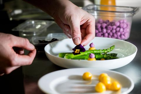 Anrichten im Restaurant von Tim Raue