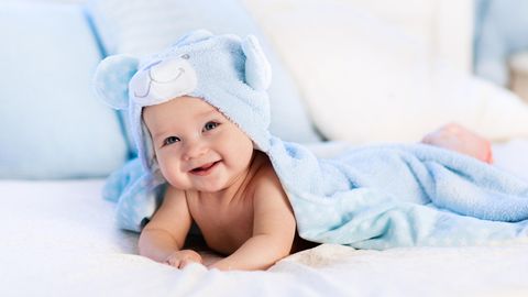 Ein Baby braucht regelmäßige Pflege