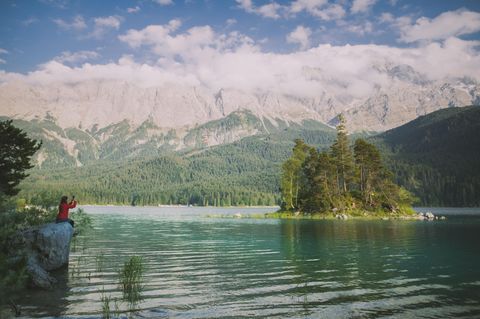 Eine Frau steht am Ufer des Eibsees.