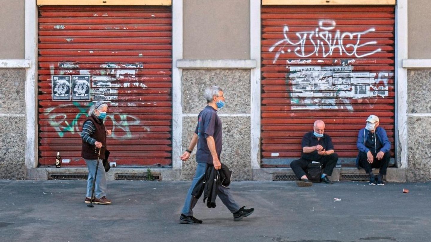 Mandatory Credit: Photo by MATTEO CORNER/EPA-EFE/Shutterstock (10652598e)A store in the Corvetto quarter is still closed during phase two of the coronavirus lockdown in Milan, Italy, 20 May 2020. Several countries around the globe have started to ease... Der wirtschaftliche Niedergang hilft Kriminellen
