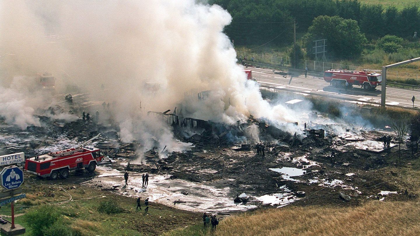 In Bildern: Am 25. Juli 2000 stürzte eine Concorde 133 Sekunden nach dem Start in Paris ab. Ursache des Unglücks war ein auf der Startbahn liegender Blechstreifen, der einen Reifen zerfetzte. Diese Trümmer durchschlugen die Tragfläche. Kerosin lief aus, das sich entzündete. 113 Menschen kamen ums Leben, darunter waren 96 deutsche Passagiere Am 25. Juli 2000 stürzte eine Concorde 133 Sekunden nach dem Start in Paris ab. Ursache des Unglücks war ein auf der Startbahn liegender Blechstreifen, der einen Reifen zerfetzte. Diese Trümmer durchschlugen die Tragfläche. Kerosin lief aus, das sich entzündete. 113 Menschen kamen ums Leben, darunter waren 96 deutsche Passagiere