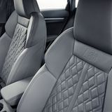 Bei der S-Line Version finden sich die Logos in den Sitzen