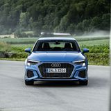 Beim Heranrollen an die Ampel schaltet das System den Verbrennungsmotor schon bei 22 km/h ab