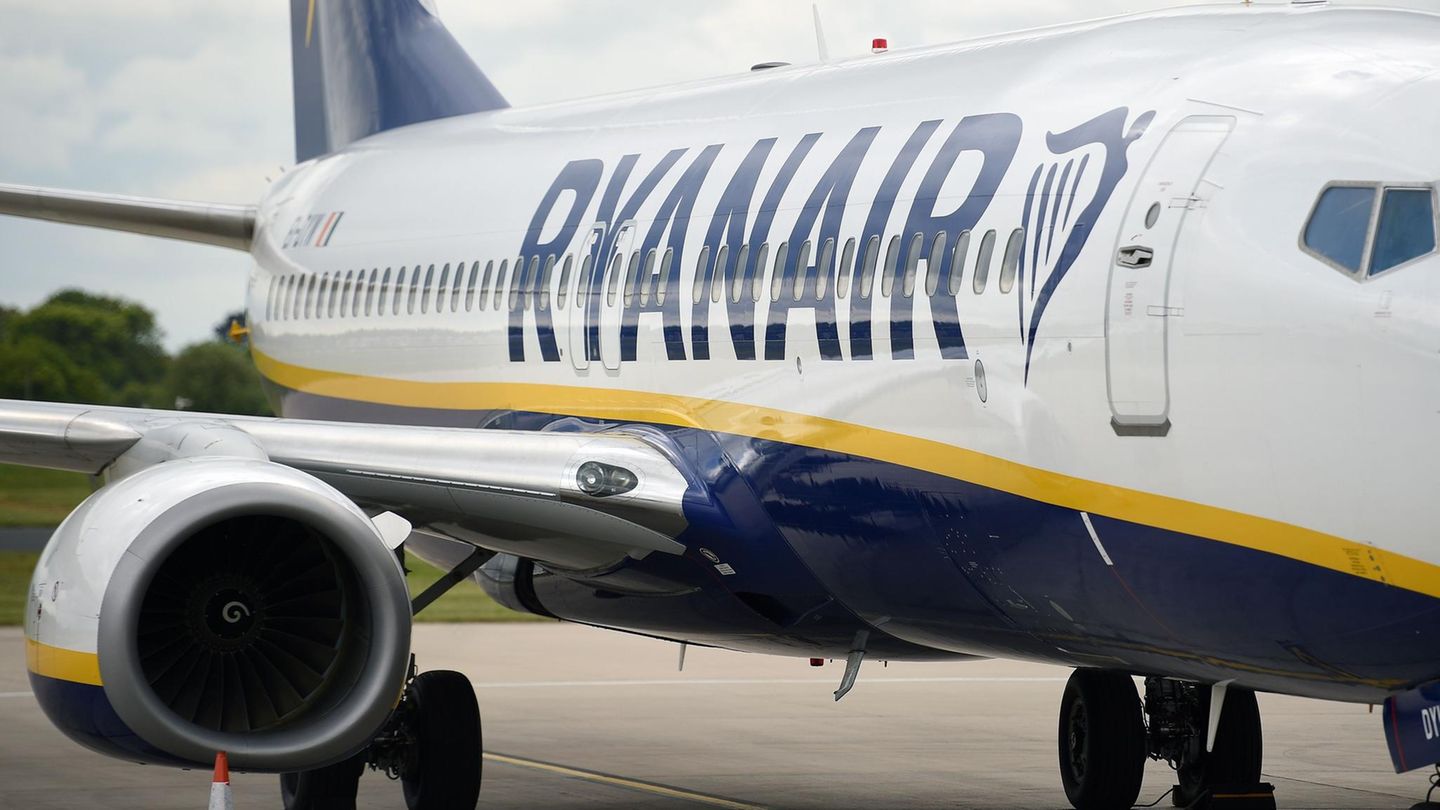 Flugzeug mir Ryanair-Aufschrift