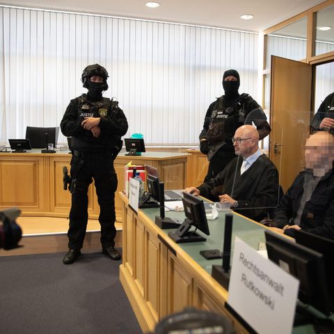 Sachsen-Anhalt, Magdeburg: Der angeklagte Stephan B. (vorn, r)