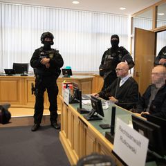 Sachsen-Anhalt, Magdeburg: Der angeklagte Stephan B. (vorn, r)