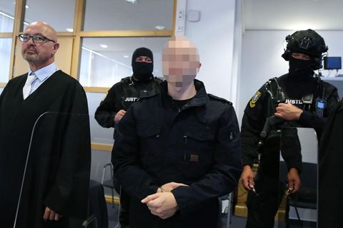 Der Angeklagte Stephan B. (Mitte) neben seinem Verteidiger Hans-Dieter Weber