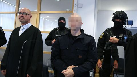 Der Angeklagte Stephan B. (Mitte) neben seinem Verteidiger Hans-Dieter Weber