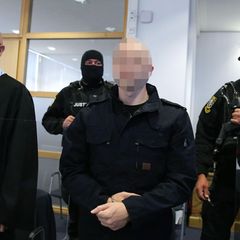 Der Angeklagte Stephan B. (Mitte) neben seinem Verteidiger Hans-Dieter Weber