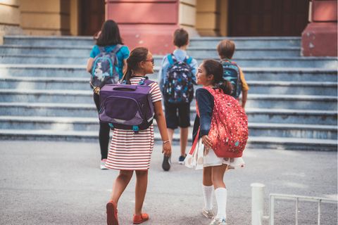 Schülerinnen unterhalten sich auf dem Schulhof