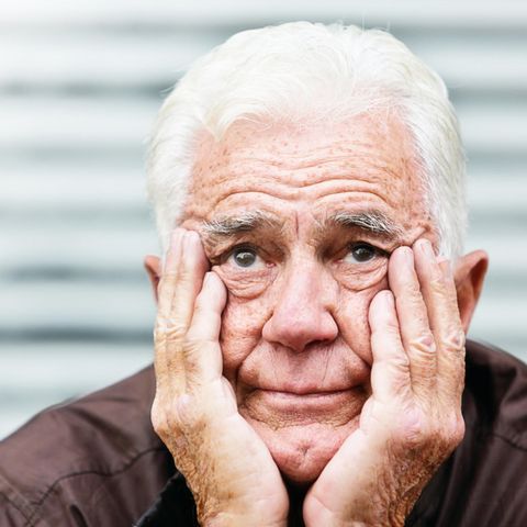 Verzweifelter älterer Mann