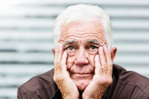 Verzweifelter älterer Mann