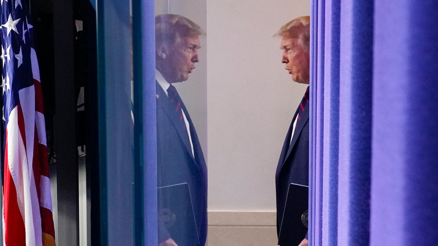 Donald Trump, Präsident der USA, kommt zu einer Pressekonferenz im Weißen Haus