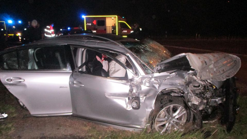 Der verunfallte Lexus steht auf der B73