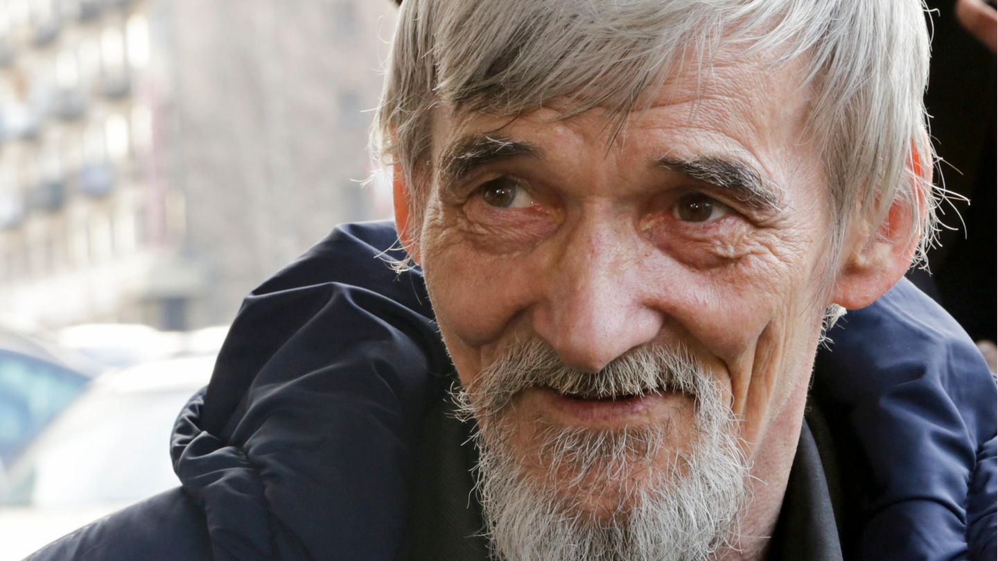 Russland, Petrosawodsk: Juri Dmitrijew, Menschenrechtler und Historiker, spricht zu Journalisten vor einem Gerichtsraum