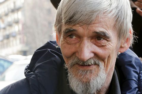 Russland, Petrosawodsk: Juri Dmitrijew, Menschenrechtler und Historiker, spricht zu Journalisten vor einem Gerichtsraum