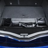 Der Kofferraum-Unterboden ist belegt