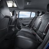 Im Fond wird es um den Kopf herum eng