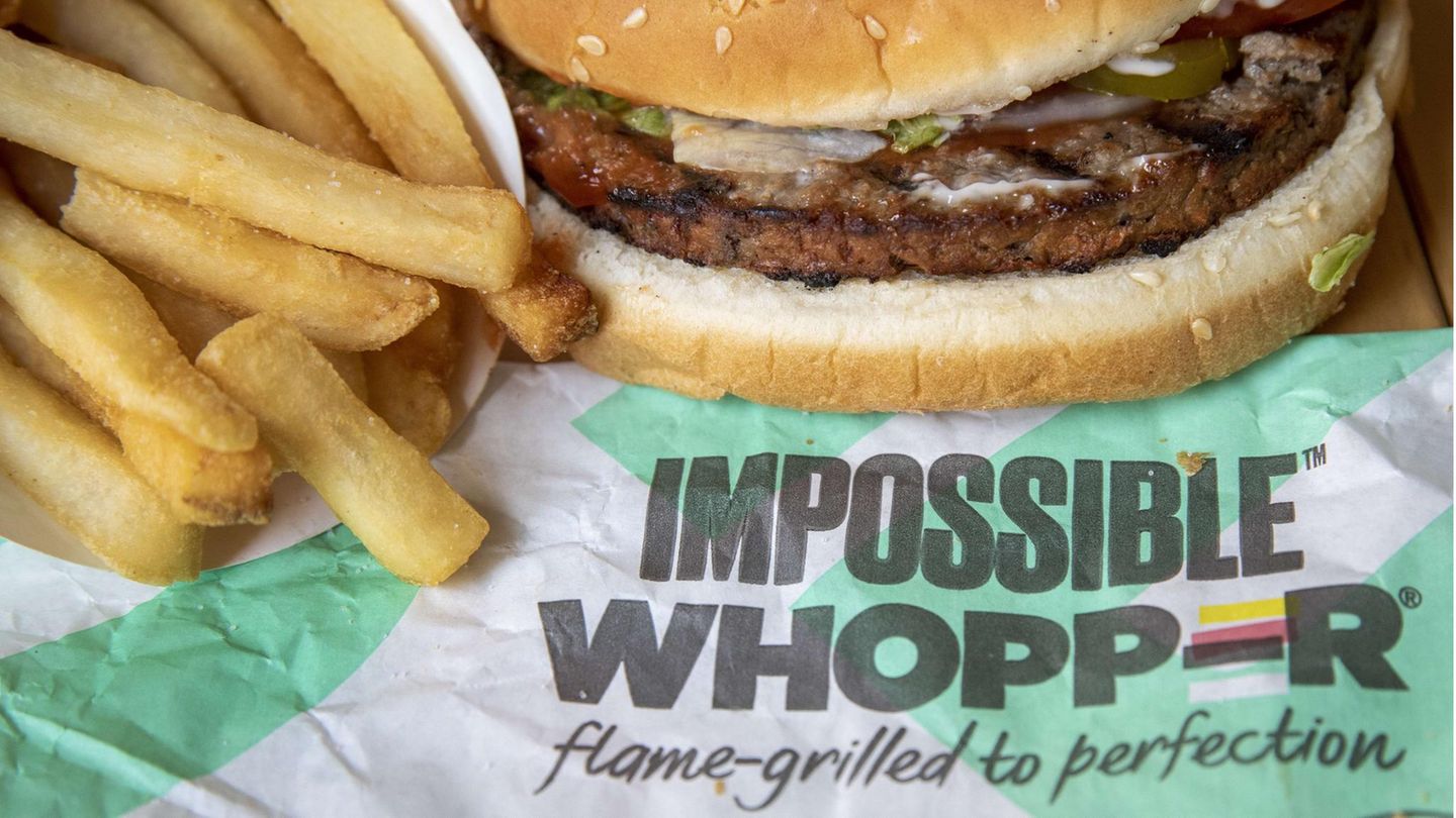Ein "Impossible Whopper" von Burger King mit Pommes Frites