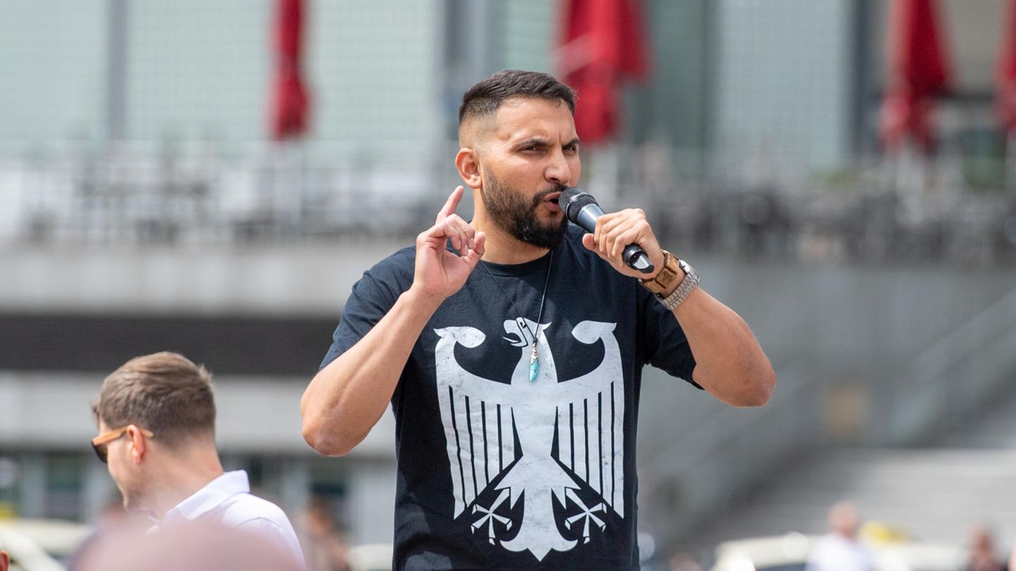 Attila Hildmann mit Mikrophon