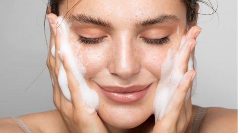 Eine regelmäßige Gesichtsreinigung beugt Hautunreinheiten wirksam vor