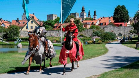 Auf der schwedischen Ostsee-Insel Gotland erinnern Ritter hoch zu Ross Urlauber an die Einhaltung der Abstandsregel