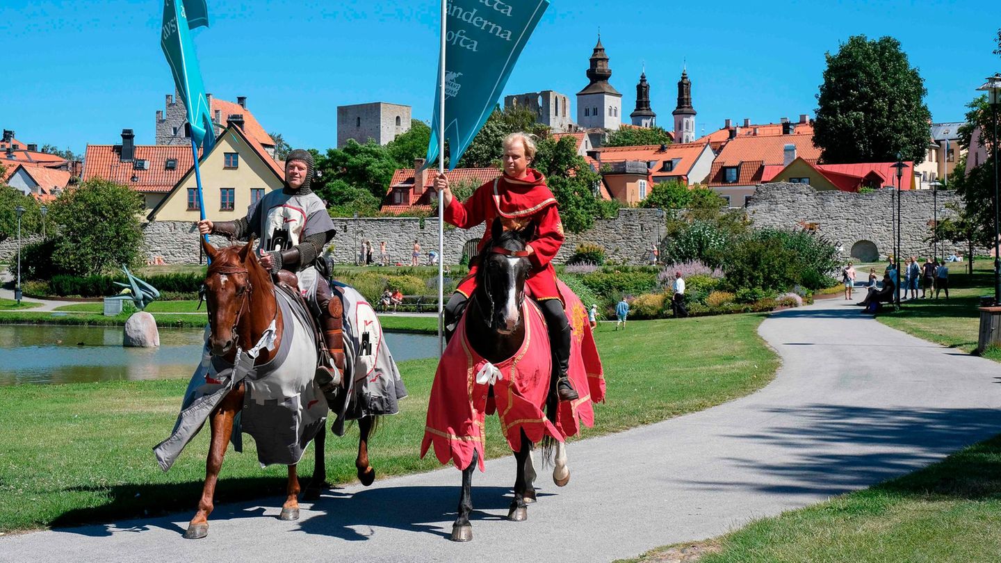 Auf der schwedischen Ostsee-Insel Gotland erinnern Ritter hoch zu Ross Urlauber an die Einhaltung der Abstandsregel