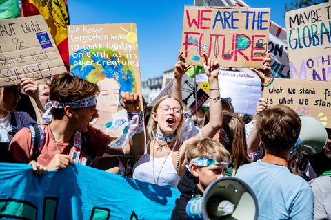 Aachen: Zahlreiche junge Teilnehmer nehmen an der Klimademonstration Fridays for Future teil.