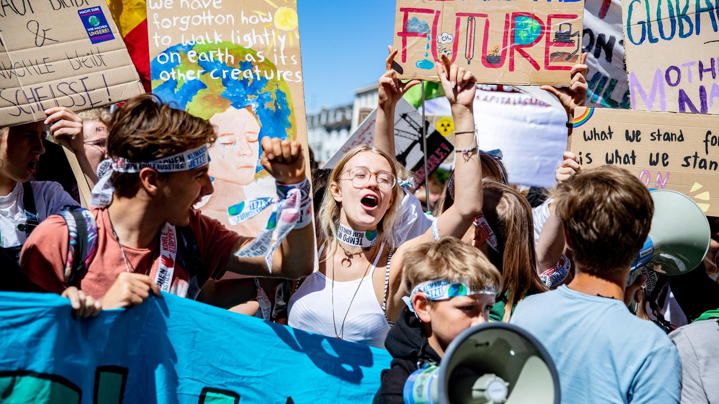 Aachen: Zahlreiche junge Teilnehmer nehmen an der Klimademonstration Fridays for Future teil.
