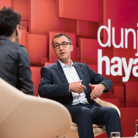 TV-Kritik: Cem Özdemir und Dunja Hayali sitzen im ZDF-Studio