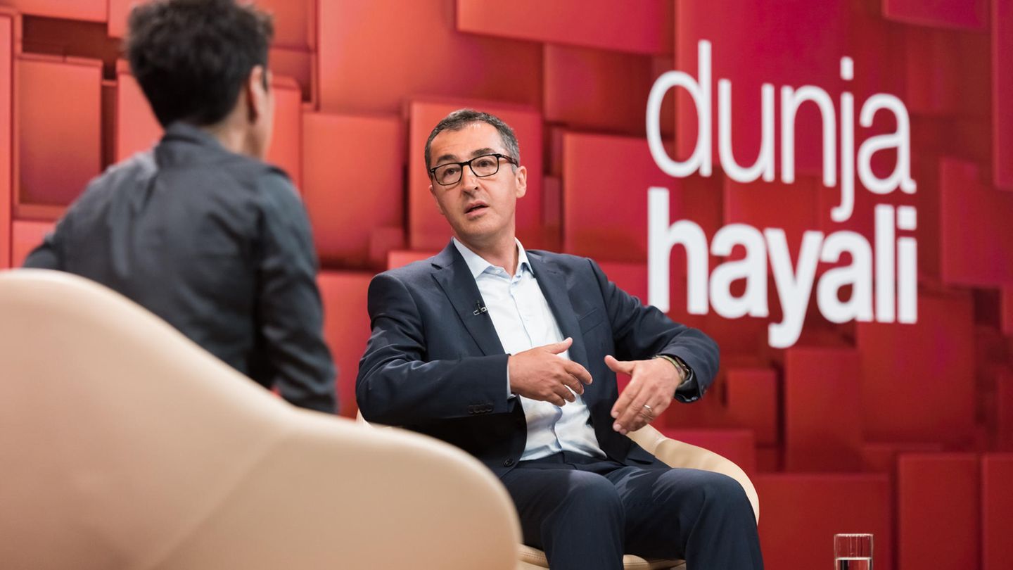 TV-Kritik: Cem Özdemir und Dunja Hayali sitzen im ZDF-Studio