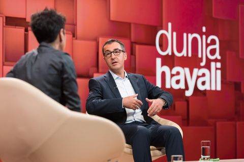 TV-Kritik: Cem Özdemir und Dunja Hayali sitzen im ZDF-Studio