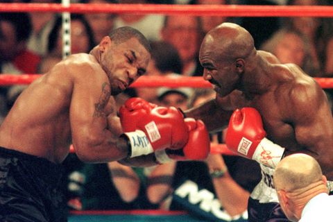 Mike Tyson im Boxring zusammen mit Evander Holyfield