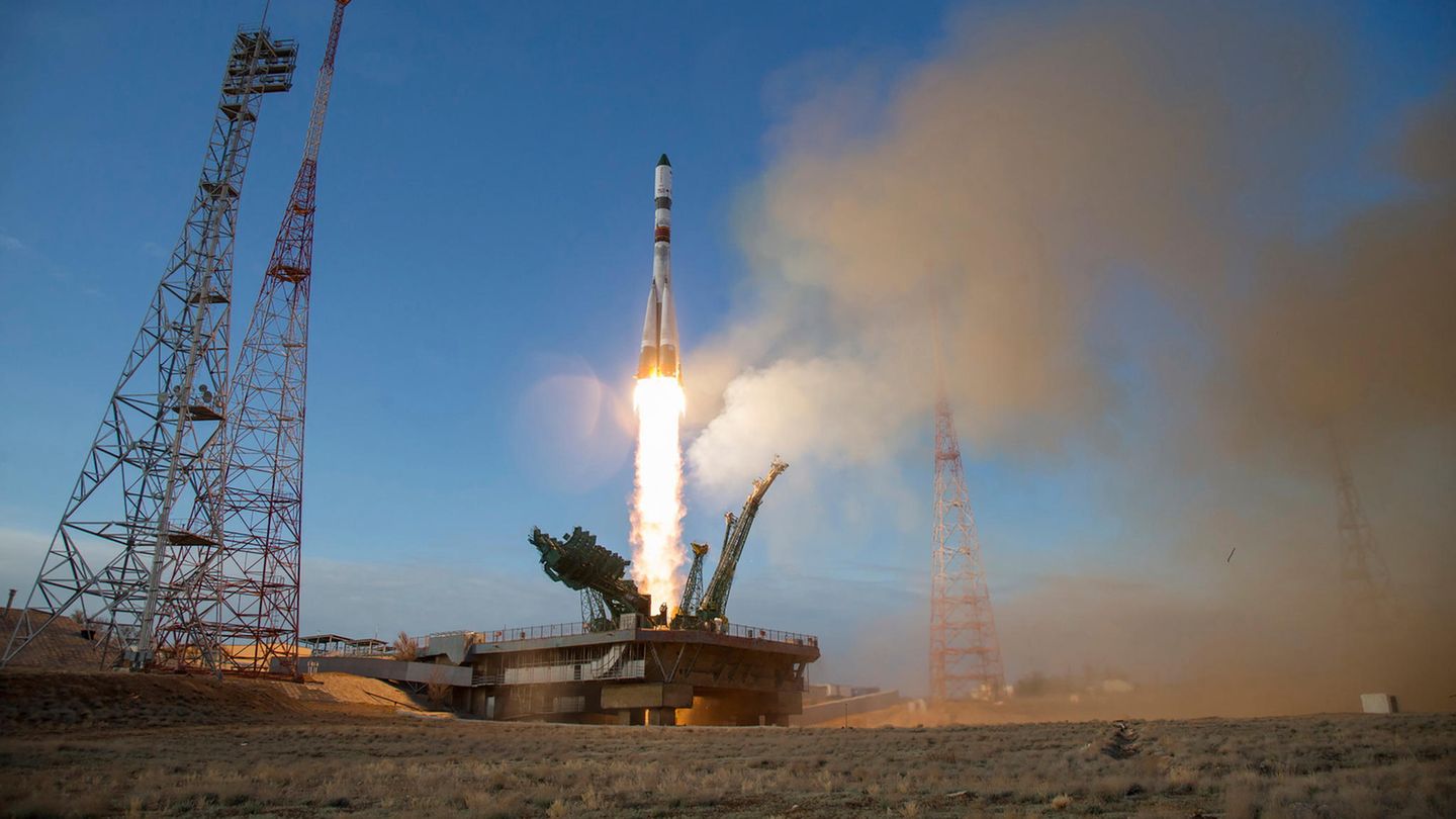 Eine Sojus-Rakete startet von der Startrampe vom Kosmodrom Baikonur