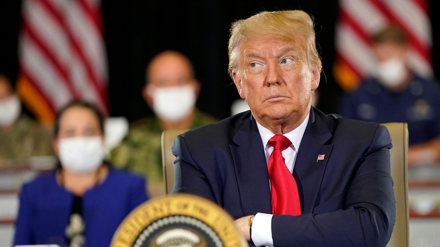 Donald Trump mit verschränkten Armen und zweifelndem Blick