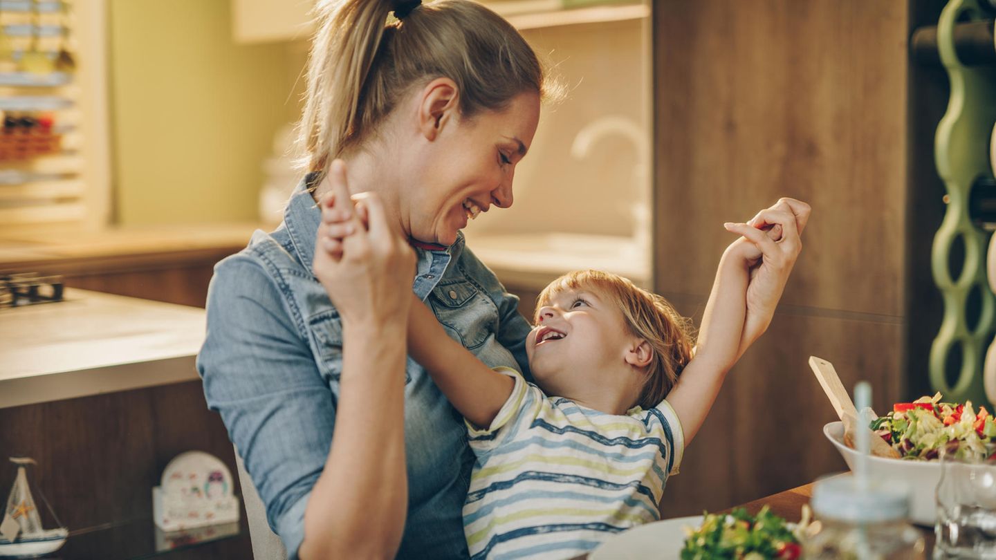 Mutter und Sohn am Esstisch