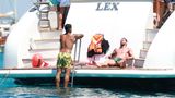 Hier brutzeln Millionenwerte in der Sonne: Die Fußballsuperstars Lionel Messi (r.) und Luis Suarez entspannen mit ihren Familien auf einer Yacht vor Ibiza. Erst am vergangenen Wochenende endete die Liga in Spanien. Nach der verpatzten Meisterschaft lassen es sich der Barca-Kapitän und "Beißer" Suarez im Mittelmeer gut gehen.