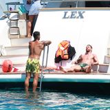 Hier brutzeln Millionenwerte in der Sonne: Die Fußballsuperstars Lionel Messi (r.) und Luis Suarez entspannen mit ihren Familien auf einer Yacht vor Ibiza. Erst am vergangenen Wochenende endete die Liga in Spanien. Nach der verpatzten Meisterschaft lassen es sich der Barca-Kapitän und "Beißer" Suarez im Mittelmeer gut gehen.