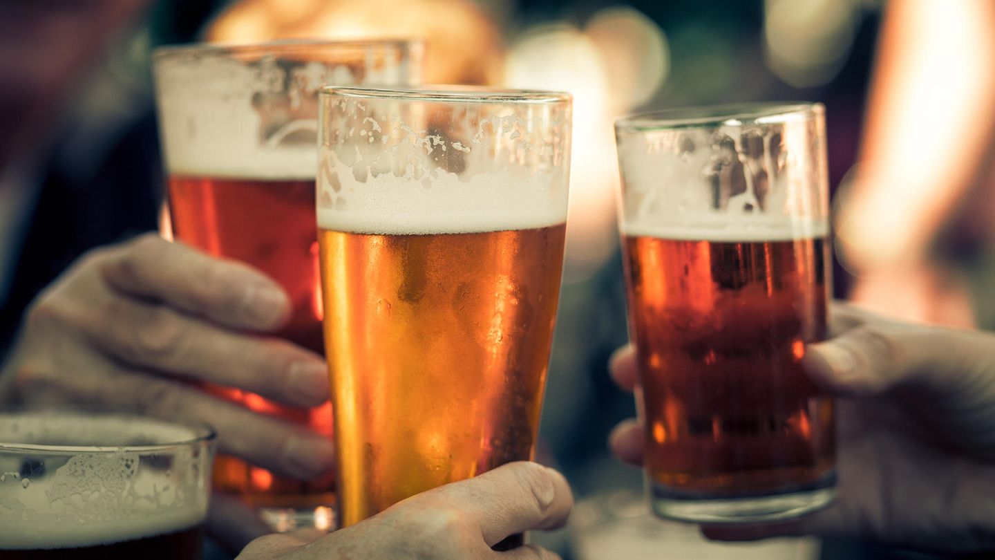 Menschen stoßen mit Biergläsern an