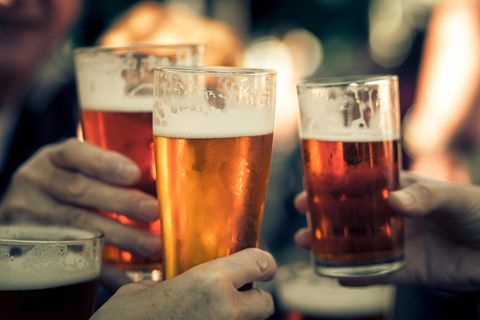 Menschen stoßen mit Biergläsern an