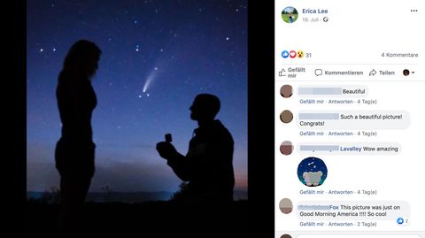 Ein Mann kniet mit geöffnetem Schmuckkästchen vor einer Frau, im Hintergrund ist der Komet Neowise zu sehen
