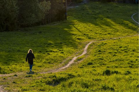 Eine Frau bei einem Spaziergang