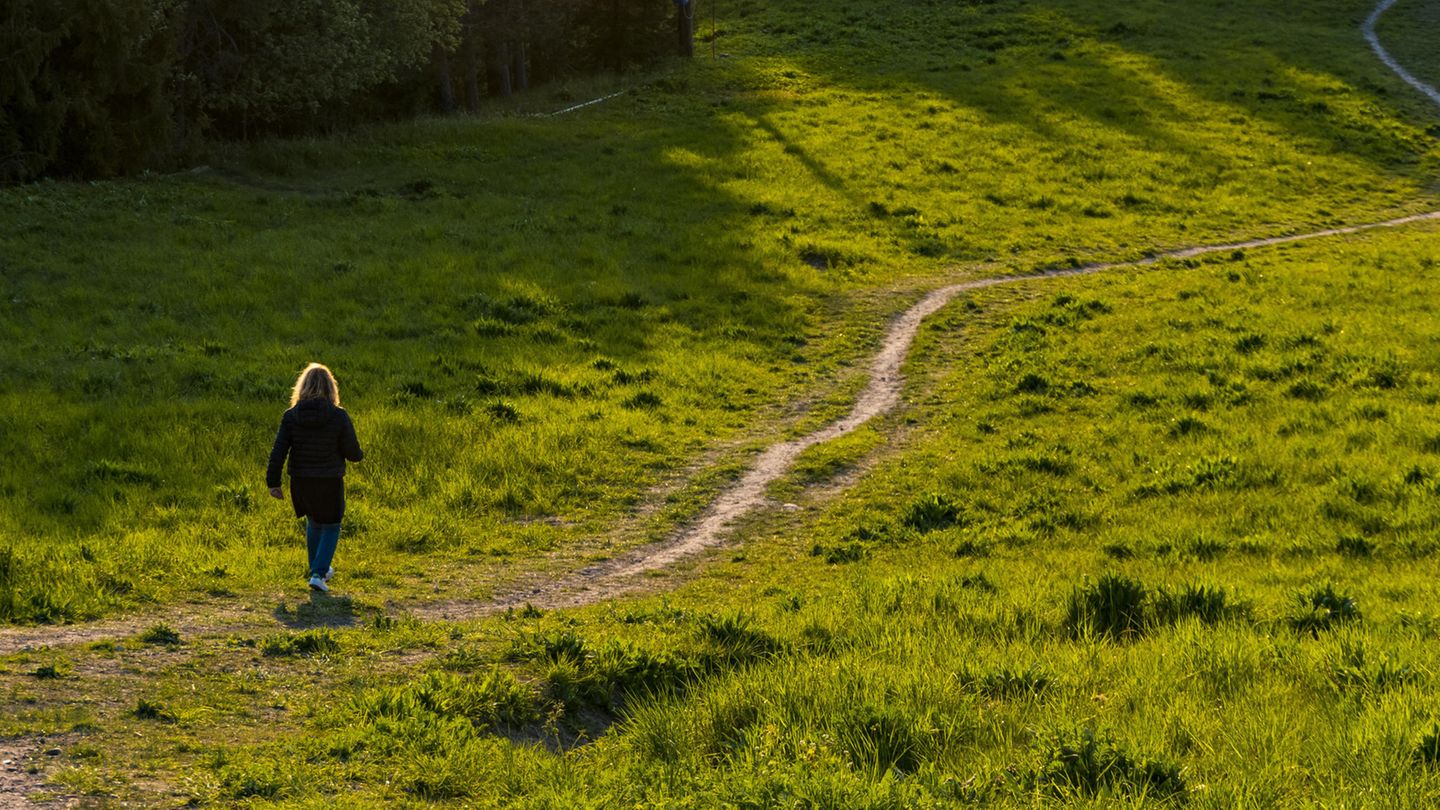 Eine Frau bei einem Spaziergang